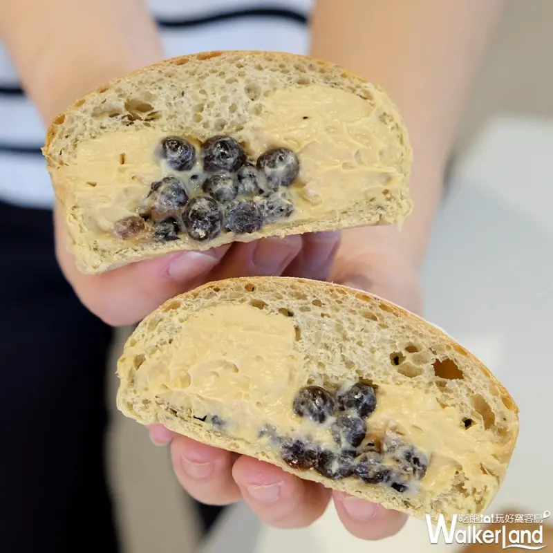 珍珠控瘋搶！打卡夯店Sharetea強棒出擊，每日限量120個「爆漿珍奶麵包」一出爐就搶空。