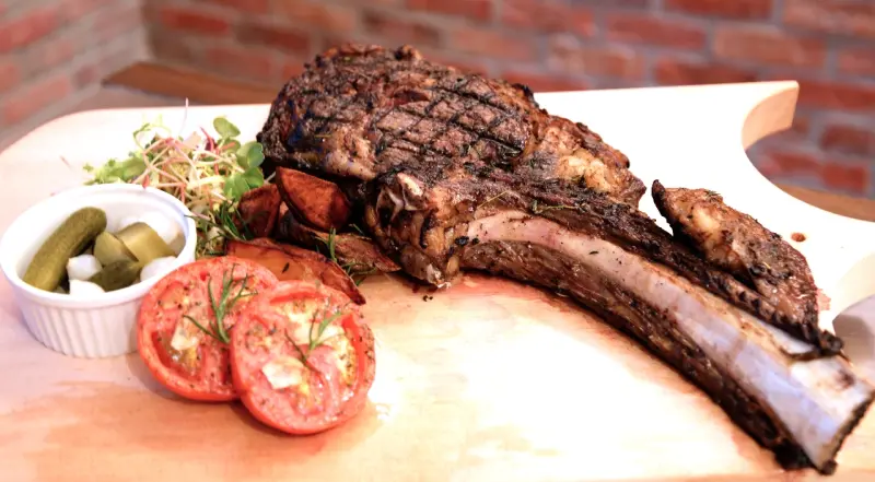 外帶年菜西餐化！台北晶華酒店「爐烤戰斧牛排」，端出極致牛肉饗宴！