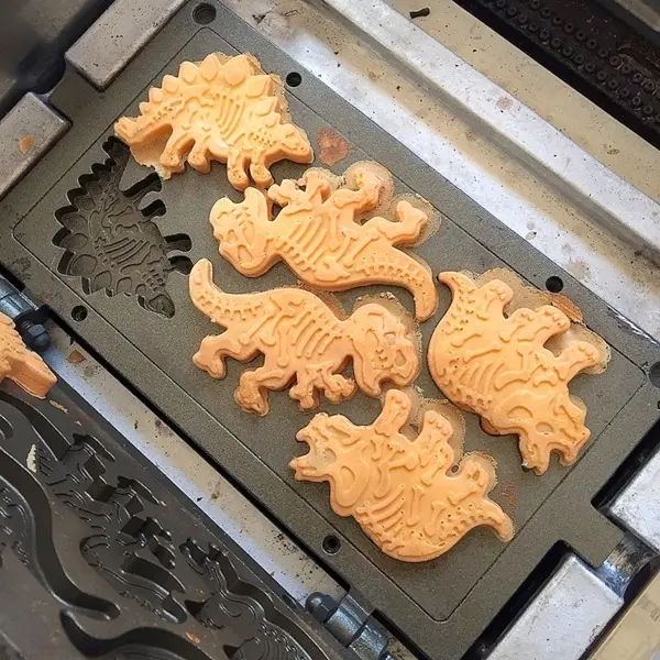 美食窩客 進食的巨鼠 提供 / 蛋黃哥脆皮雞蛋糕